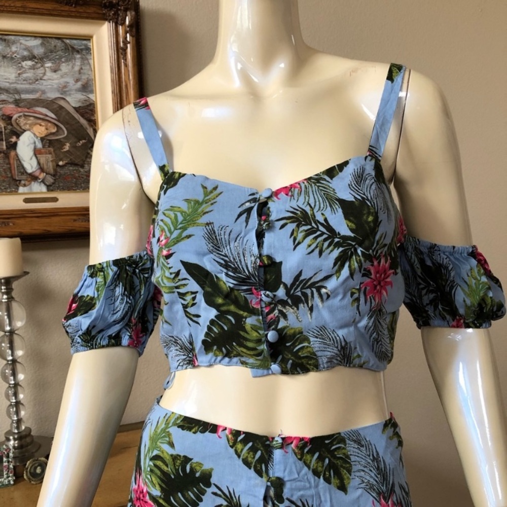 Crop top. From LF